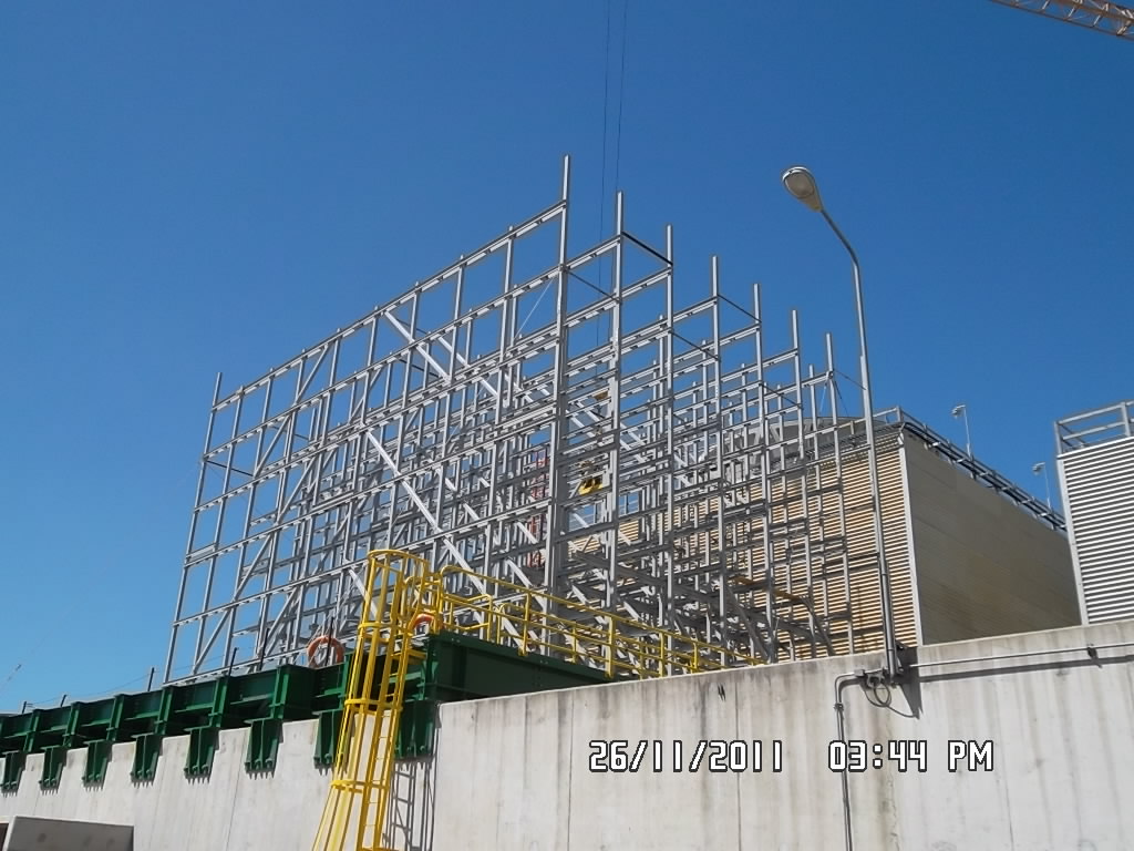 Estructura metálica en montaje