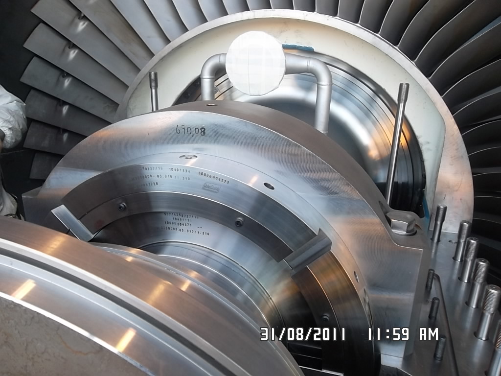Interior de turbina en mantención