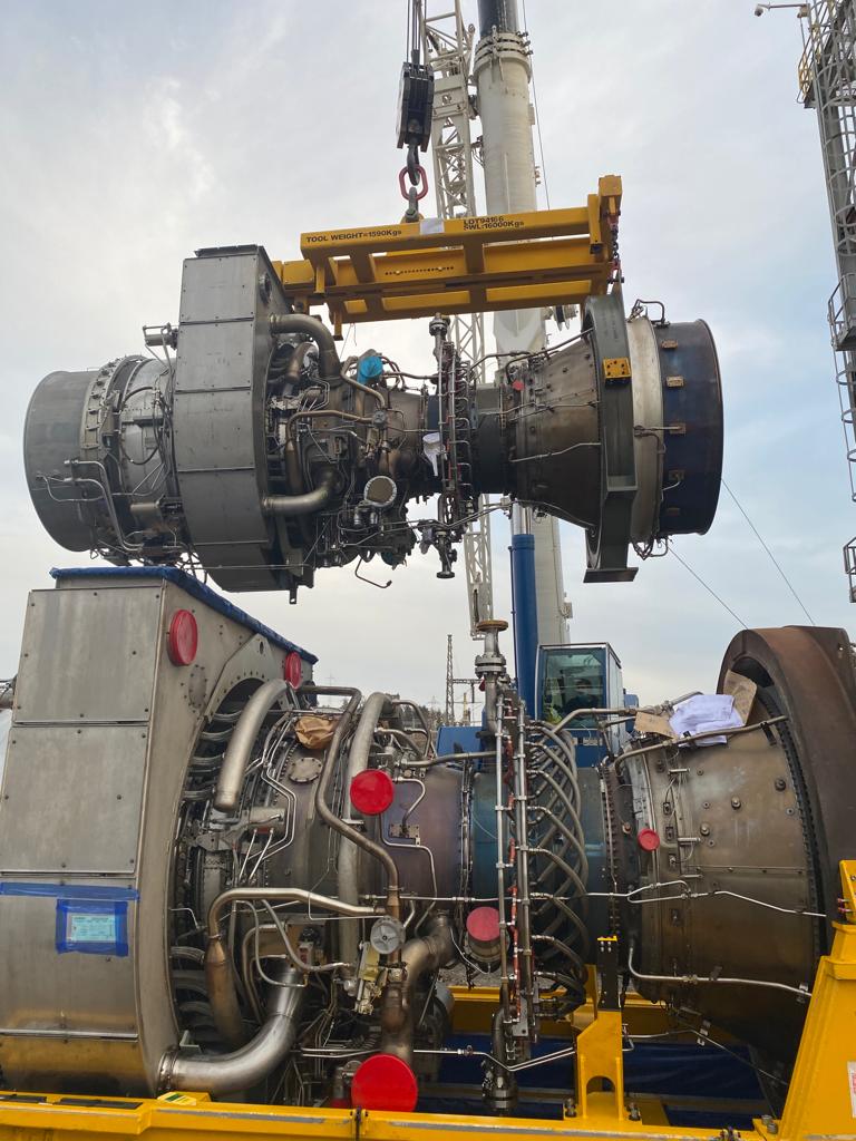 Izaje de módulo de turbina con grúa