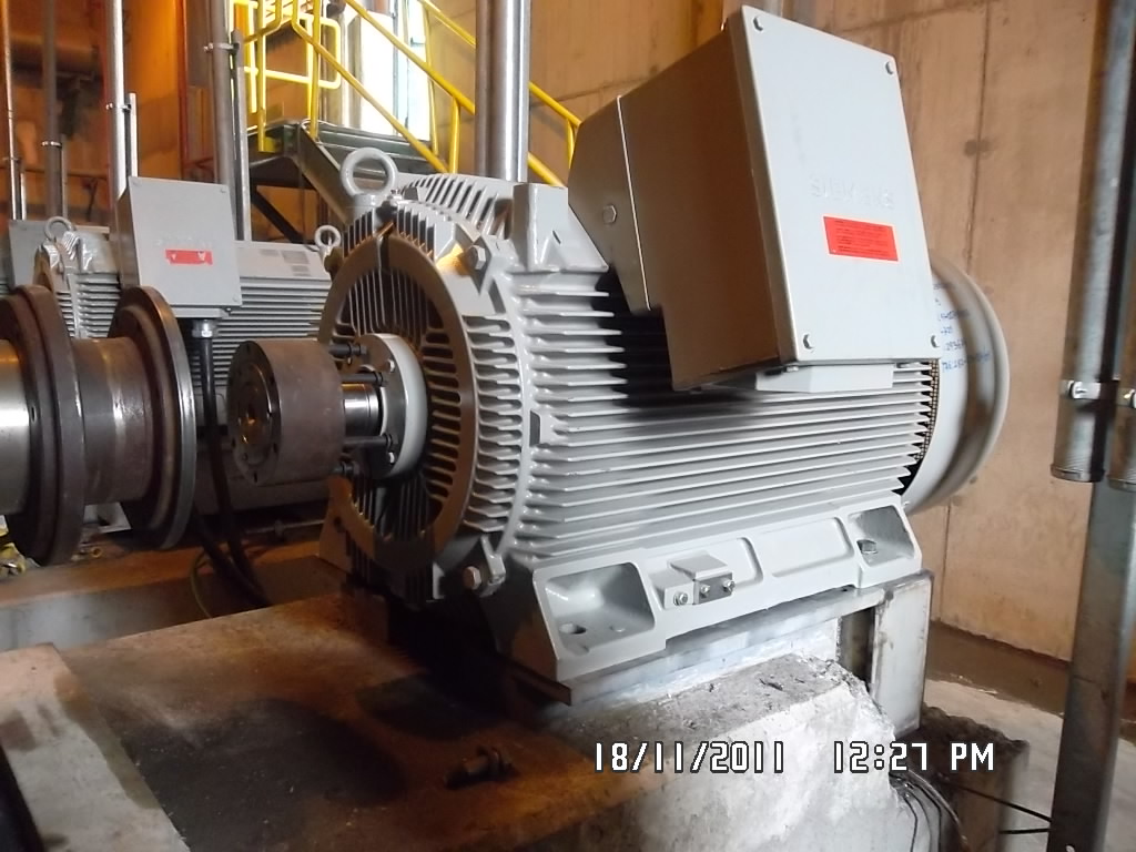 Motor eléctrico industrial en base de hormigón