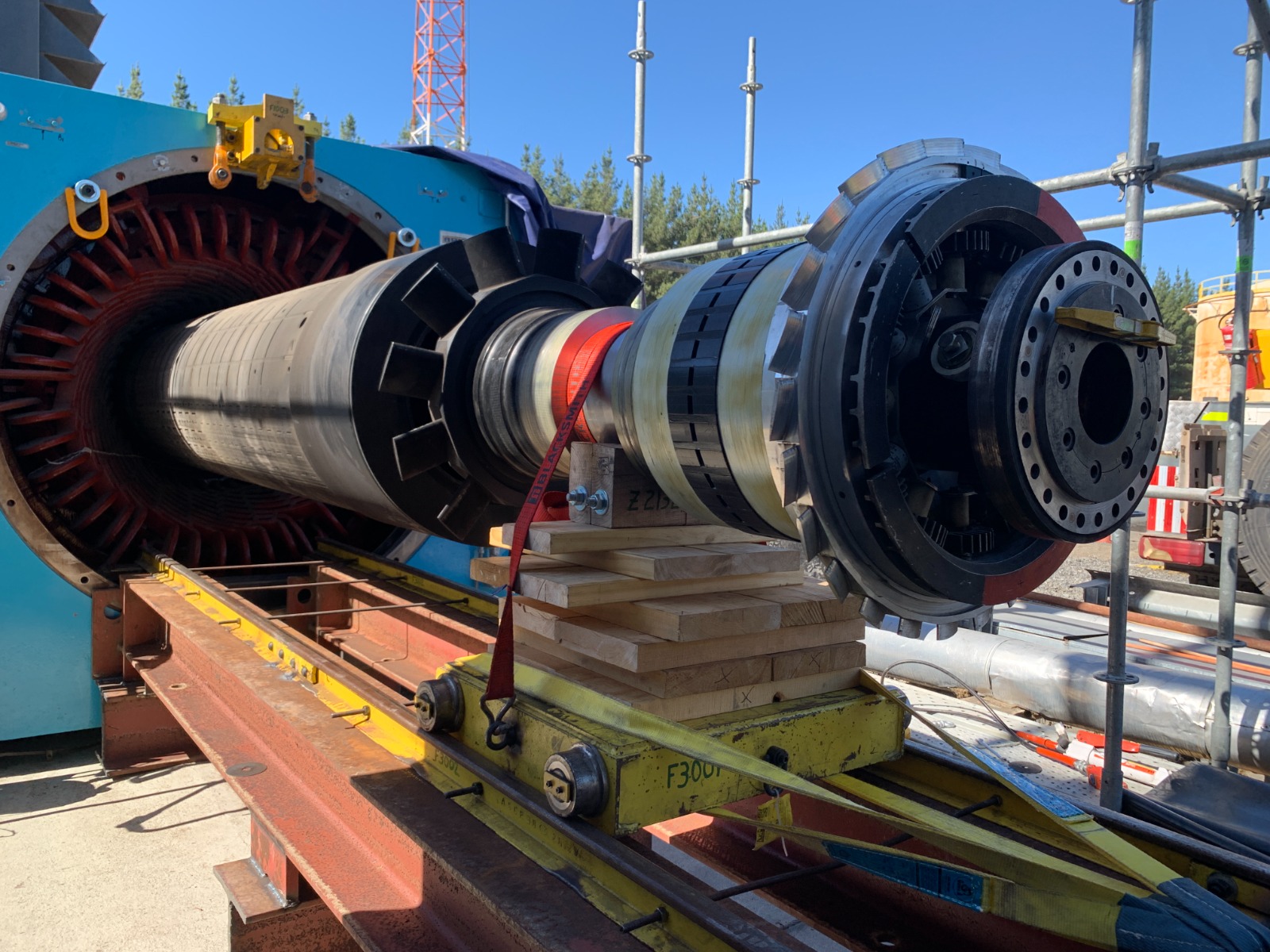 Extracción de rotor de generador industrial