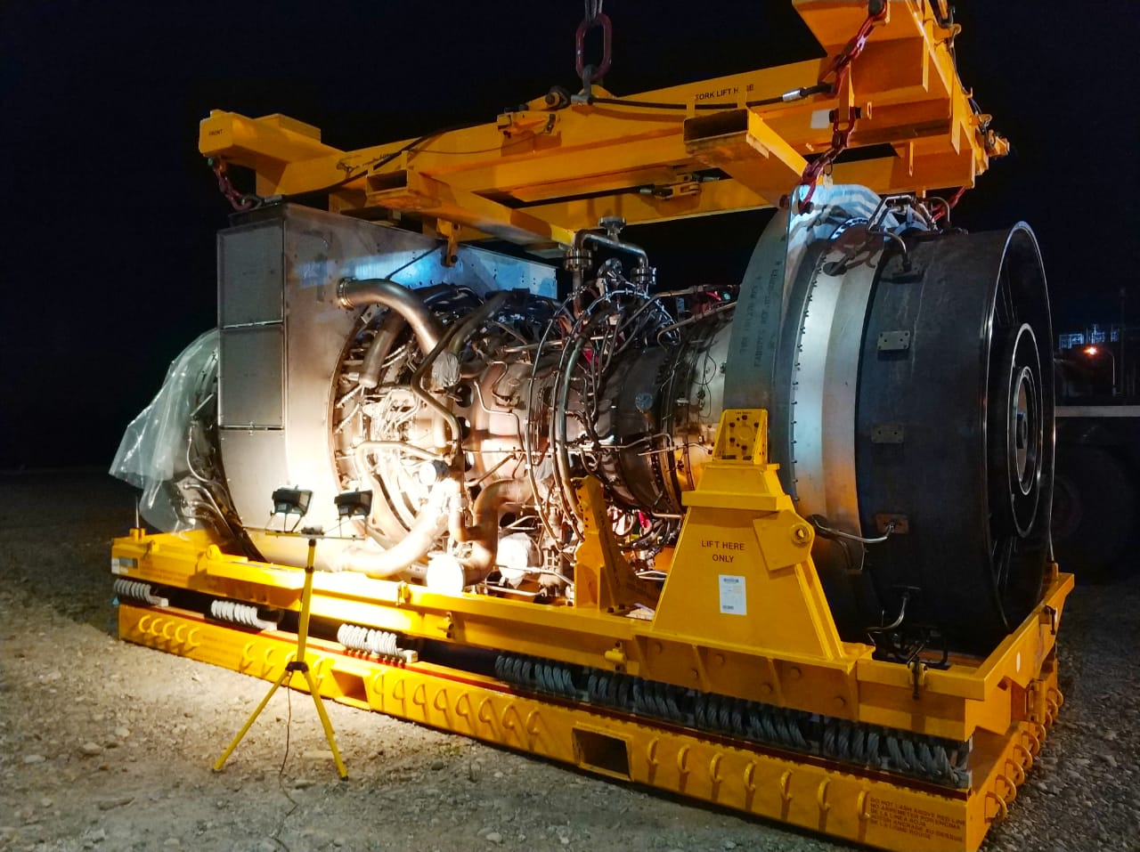 Turbina completa sobre skid en faena nocturna